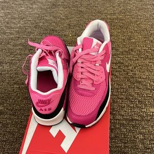 Brand new NIKE AIRMAX SIZE 5y